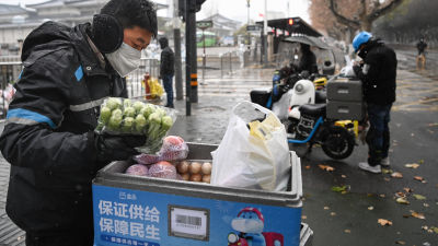 En man med en matkärra i Kina