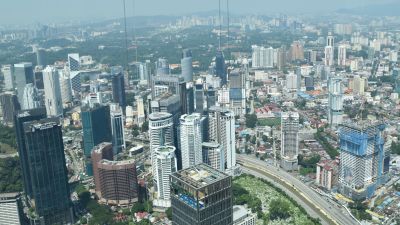 Vy från tvillingtornen i Kuala Lumpur. skyskrapor radar upp sig men man ser också hur grön staden är. 