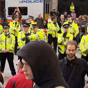 Poliisit koventavat otteitaan mielenosoittajia vastaan Lontoon 2012 kesäolympialaisten alla