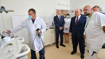 Rysslands premiärminister Michail Misjustin (andra från höger) och Moskvas borgmästare Sergej Sobjanin besöker att sjukhus utanför Moskva den 18 juni 2021.