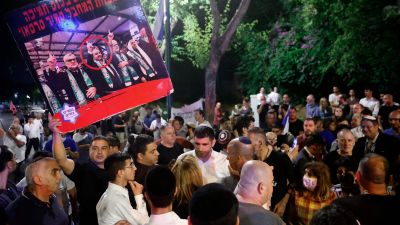 Upprörda anhängare till Netanyahu samlades i Tel Aviv för att protestera mot den tilltänkta regeringskoalitionen.