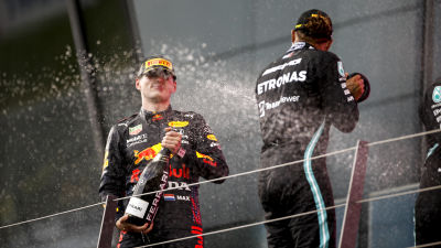 Lewis Hamilton sprutar champagne på Max Verstappen.