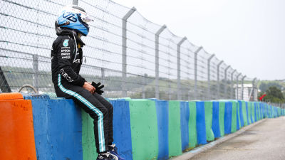 Valtteri Bottas sitter på kantvägg.