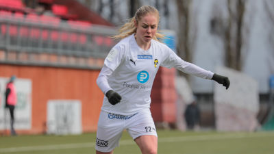 Den svenska mittfältaren Maja Göthberg i KuPS tröja.
