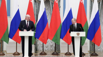 Aleksandr Lukasjenko och Vladimit Putin står vid respektive podium och håller presskonferens framför en rad av belarusiska och ryska flaggor.