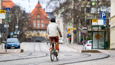 Pyöräilijä Helsingin Snellmaninkadulla.
