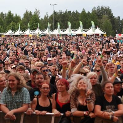 Rokkiyleisöä päälavan edessä Ilosaarirockissa.