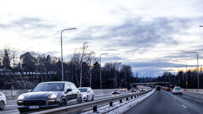 Bilar kör på motorväg vintertid