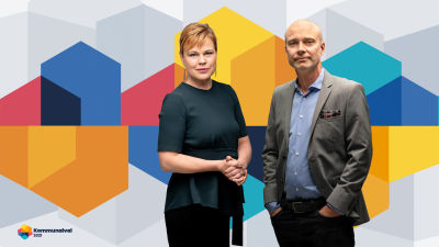 Ingemo Lindroos och Freddi Wahlström framför Svenska Yles färggranna valgrafik.