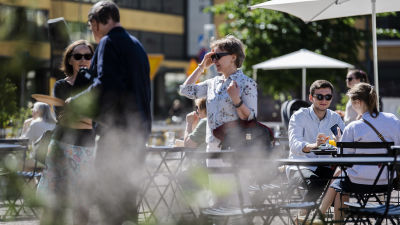 Folk umgås vid Kaserntorget i Helsingfors.