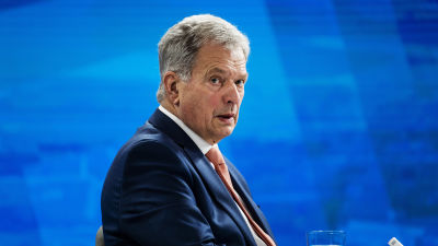 Sauli Niinistö tittar åt sidan när han sitter redo för en intervju i studion där Morgonettan bandas in.