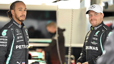 Lewis Hamilton och Valtteri Bottas samtalar i depån.