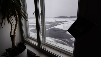 Utsikten över en flygplats en snöig dag i november.