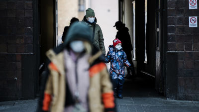 Helsingin päärautatieasemalla käytettiin kasvomaskeja 7. joulukuuta 2020.