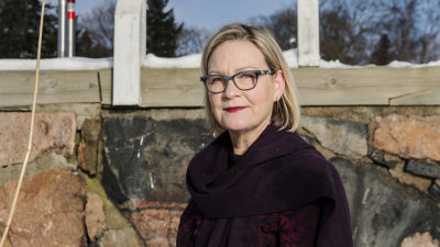 Eva Biaudet kuvattiin Ullanlinnassa Kaivopuiston rannassa.
