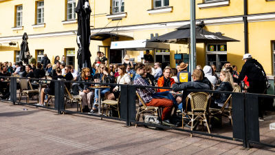 Människor på en uteservering i Helsingfors den 28 maj 2021.