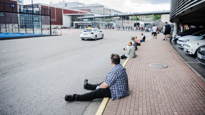 Kö till Mässcentrets coronavaccinationspunkt den 2 juli 2021.