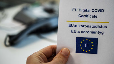 Ett EU-coronaintyg i papper som printats ut från tjänsten Kanta.