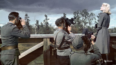 Lahdenpohjan ilmavalvontatorni, ilmavalvontalottaa (Ellen Kiuru) kuvataan 11.7.1942.