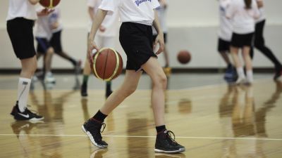 Unga korgbollsspelare tränar.