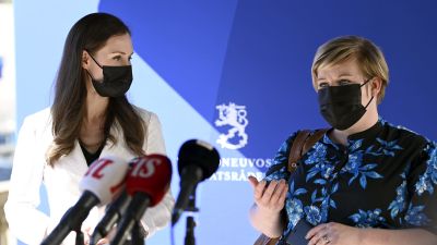 Statsminister Sanna Marin och finansminister Annika Saarikko utanför Ständerhuset i maj 2021