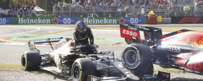 Lewis Hamilton kliver ur bilen efter att ha blivit överkörd av Max Verstappen.