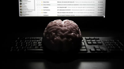 Aivot tietokoneruudun edessä