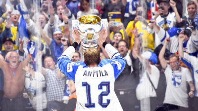 Marko Anttila med VM-pokalen 2019.