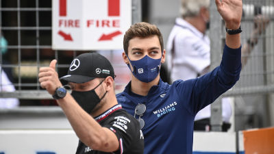 Valtteri Bottas och George Russell vinkar mot publiken.
