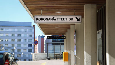 Skylt med texten "koronanäytteet" utanfr U-sjukhuset i Åbo.