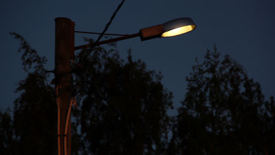 gatulampa i mörker