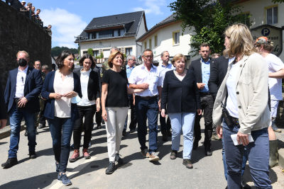 Angela Merkel går i Schuld tillsammans med bland annat Malu Dreyer, regeringschef i delstaten Rheinland-Pfalz.