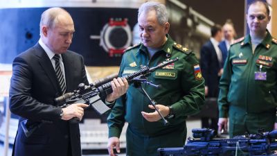 Rysslands president Vladimir Putin och försvarsminister Sergej Shoigu på en utställning av militärutrustning.