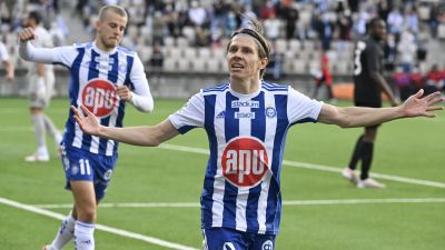 Bröderna Riku och Roope Riski firar efter HJK:s öppningsmål mot Neftci Baku.