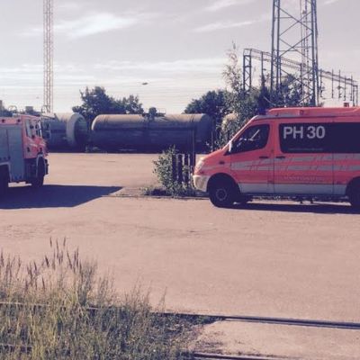 Päijät-Hämeen pelastuslaitos tutkii kemikaalijunaa vuotoepäilyn vuoksi Lahden ratapihalla.