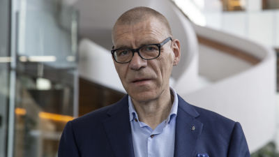 Ari Kaukiainen katsoo kameraan aulassa