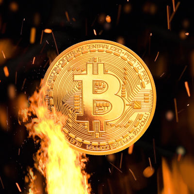 En bild av ett mynt med bitcoinmotiv och en låga och gnistor som flyger.