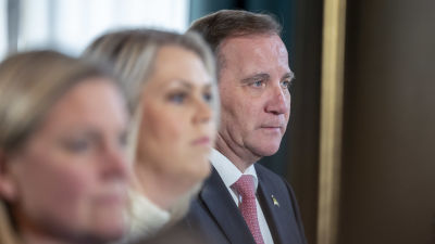 Stefan Löfven med Magdalena Andersson och Lena Hallengren i förgrunden.