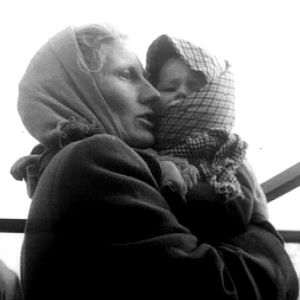 Unkarista pakeneva nainen lapsi sylissään (1956).