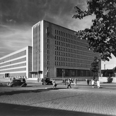 Mustavalkoinen kuva vuodelta 1938, jolloin Helsingin Postitalo valmistui.