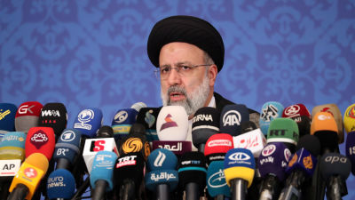 Ebrahim Raisi mikrofonien takana.