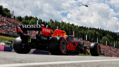 Max Verstappen kör bredvid en läktare.