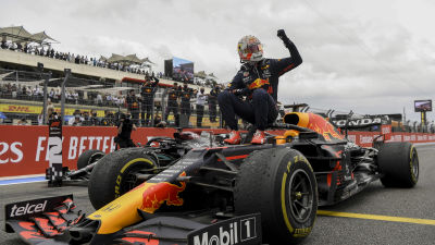 Max Verstappen firar seger.