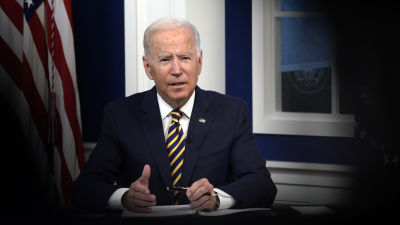 Joe Biden puhuu, taustalla Amerikan lippu.