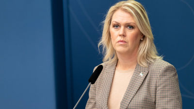 Lena Hallengren på regeringens pressträff.