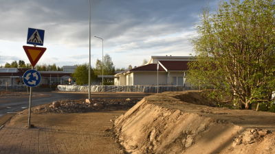 Vallar har byggts av sand som förberedelse för översvämningar.