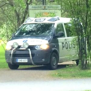 Polisbil i Skolparken i Jakobstad.