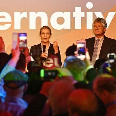 Kännykkäkamerat nostettu ilmaan kuvaamaan Alternative-tekstin edessä seisovia ihmisiä.