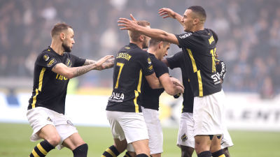 AIK firar mål.