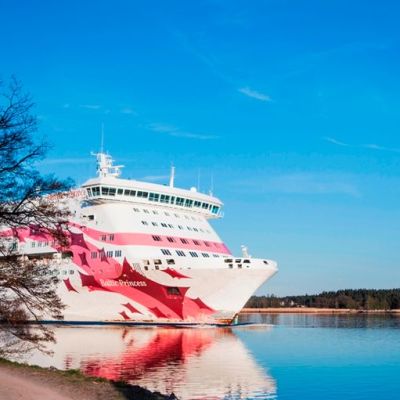Baltic Princess lipuu Ruissalon ohi.